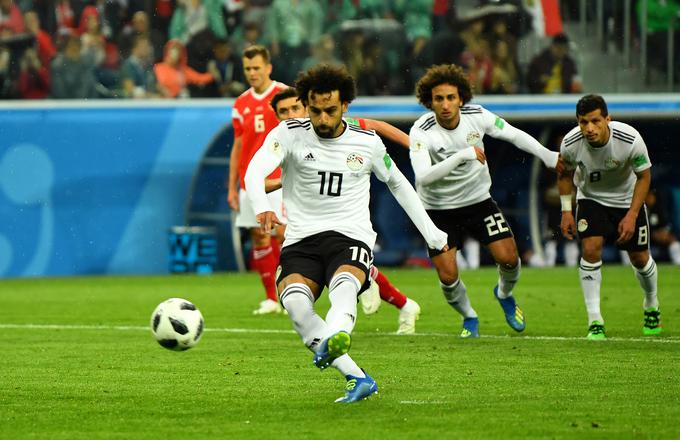 Eden največjih nogometnih zvezdnikov Mohamed Salah se je boril s poškodbo, spominom na udarec Sergia Ramosa iz finala lige prvakov. Junaško je stisnil zobe, dosegel dva zadetka, a je Egipt vseeno izpadel že po skupinskem delu. | Foto: Reuters