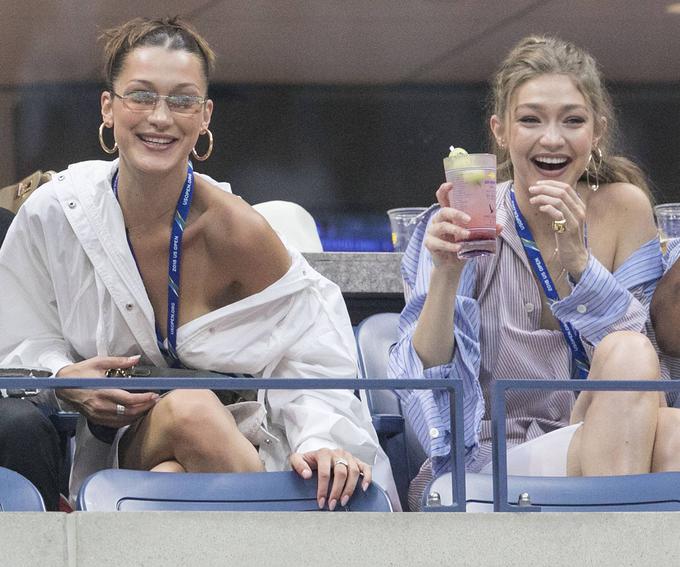 S sestro Gigi sta prešerno razposajeni na teniškem prvenstvu. | Foto: Guliverimage/Vladimir Fedorenko