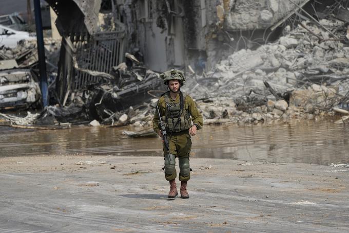 Izraelski vojak med ruševinami v Sderotu, izraelskem mestu, na katerega naj bi v soboto padlo več sto raket. | Foto: Guliverimage