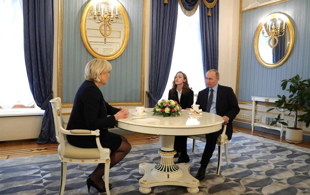 Marine Le Pen in Vladimir Putin | Marine Le Pen se je marca 2017 v Kremlju srečala z ruskim predsednikom Vladimirjem Putinom. Fotografije svojega srečanja s Putinom je v propagandne namene uporabila pred francoskimi predsedniškimi volitvami leta 2017. Podobno je želela storiti tudi letos, a ji je ruski napad na Ukrajino prekrižal načrte. | Foto Guliverimage