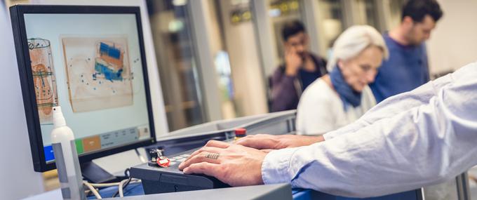 Tudi na ljubljanskem letališču pozorno spremljajo varnostne trende in zahteve, zato se zavedajo prednosti, ki bi jih ta nova tehnologija lahko prinesla. | Foto: Fraport Slovenija