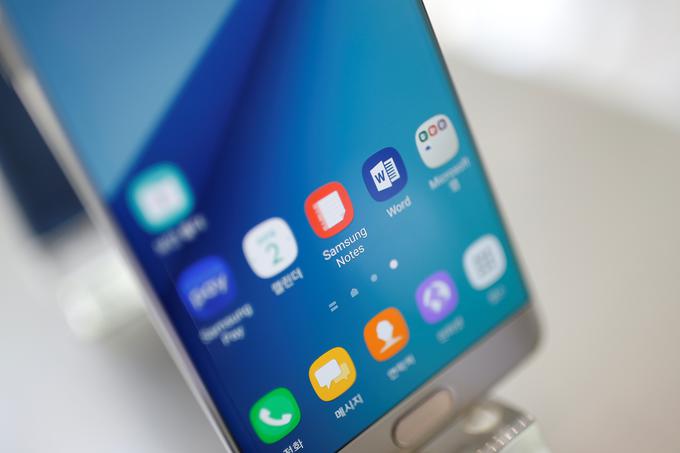 Samsung Galaxy Note 7 je bil do afere s samovžigi eden najbolje ocenjenih pametnih telefonov leta 2016. | Foto: Reuters