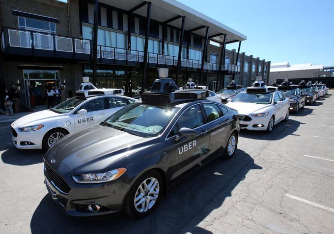 Avtomobile, ki vozijo sami, razvijajo Tesla, Ford, BMW, Uber (na fotografiji), Google, menda tudi Apple. | Foto: Reuters