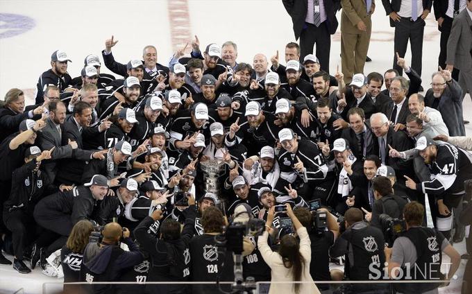 Spomin na drugi in zadnji Stanleyjev pokal Los Angeles Kings. Kopitar si je s soigralci konkurenco pokoril 13. junija leta 2014. Bo slovenski NHL-ovec še kdaj osvojil sveti gral? | Foto: Getty Images