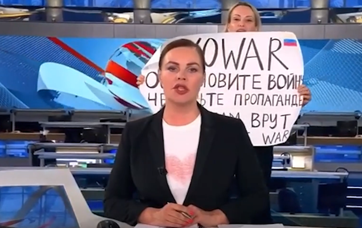 Marina Ovsjannikova | Med poročanjem na ruski državni televiziji je povzročila škandal, ko je v studiu protestirala z napisom Brez vojne! | Foto zajem zaslona