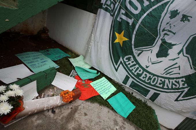 Pred štadionom Chapecoenseje ležijo številni predmeti v spomin na umrle. | Foto: Reuters