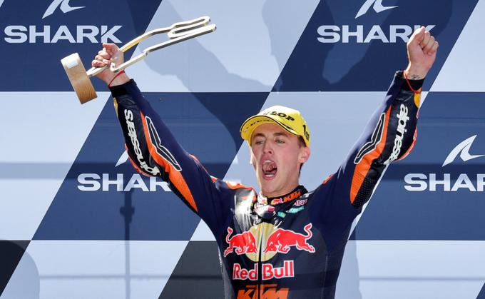 Španec Jaume Masia je zmagovalec dirke motociklistov v razredu moto3 svetovnega prvenstva za veliko nagrado Francije v Le Mansu. | Foto: Reuters