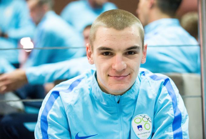 Mladi vratar Rok Vodišek se je poškodoval po trku z Ukrajincem Dmitrom Kravčenkom. | Foto: Vid Ponikvar