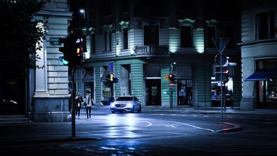 Majhen mercedes je nočno Ljubljano spomnil na sloviti DTM #fotozgodba