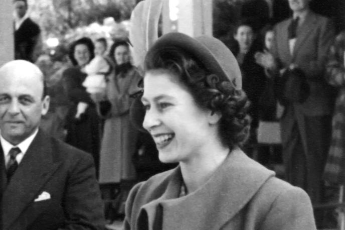 kraljica elizabeta II. | Ko je Elizabeta II. leta 1952 zasedla položaj, je bila na čelu imperija z več kot 70 kolonijami, premier pa je bil Winston Churchill. V naslednjih desetletjih so se številne od kolonij osamosvojile, imperij pa se je preoblikoval v Skupnost narodov. Velika Britanija je v tem času vstopila v EU in pozneje iz nje tudi izstopila. | Foto Shutterstock