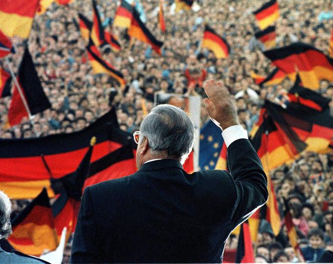 Kohl je kot kancler igral ključno vlogo pri padcu berlinskega zidu in združitvi Nemčij. | Foto: Reuters