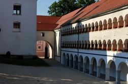 Je v praznih samostanih v Sloveniji kaj prostora za begunce?