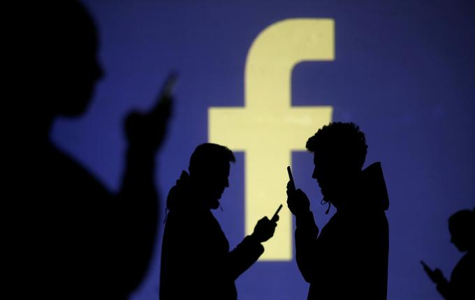 Facebooku zaradi varnostne luknje, ki jo je razkril v petek in ki bi lahko ogrozila 50 milijonov uporabnikov, v Evropi sicer grozi 1,4 milijarde evrov globe, je v nedeljo poročal ameriški poslovni časnik The Wall Street Journal.  | Foto: Reuters