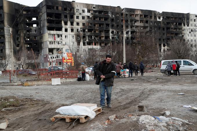 V Mariupolu, ki je tarča grozljivega ruskega obleganja, naj bi bilo sicer po navedbah ukrajinske strani doslej ubitih že najmanj dva tisoč civilistov, 80 odstotkov mesta naj bi bilo porušenega. | Foto: Reuters