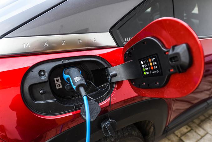 "Nekoč bo avtomobil s pametnim polnjenjem postal tudi učinkovit zalogovnik energije," je prepričan Pečjak. | Foto: Gašper Pirman