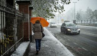 Previdno: na cestah vladajo zimske razmere #video
