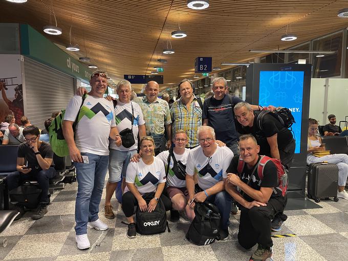 Skupina slovenskih navijačev, ki je v nedeljo zvečer odpotovala na Filipine. | Foto: Š. L.