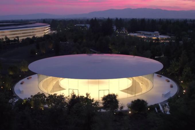 Teater Steva Jobsa stoji v neposredni bližini novega sedeža Appla, kamor se bodo zaposleni iz zdajšnjega domovanja podjetja preselili v prihodnjih mesecih. Koncertna dvorana je pod zemljo, sprejme pa do tisoč gostov.  | Foto: Apple