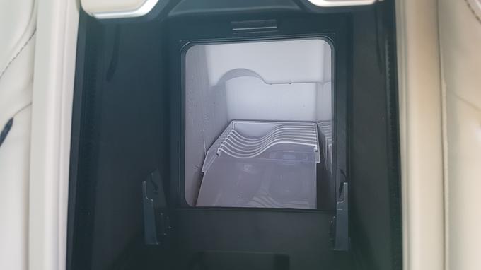 Hladilnik je prtljažniku sicer odvzel lep del uporabnosti, a zato imata lahko potnika na zadnjih sedežih vedno pri roki ohlajeno pijačo. | Foto: Gregor Pavšič