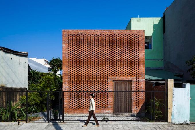 V kategoriji stanovanjskih zgradb je nagrado odnesel vietnamski arhitekturni studio Tropical Space za hišo v mestu Da Nang. Njeno ime Termitska hiša odraža zasnovo, podobno termitnjaku - hiša, ki je v celoti zgrajena iz opeke, ima osrednji prostor, iz katerega poti vodijo v vse preostale prostore v hiši. (Foto: Oki Hiroyuki) | Foto: Oki Hiroyuki