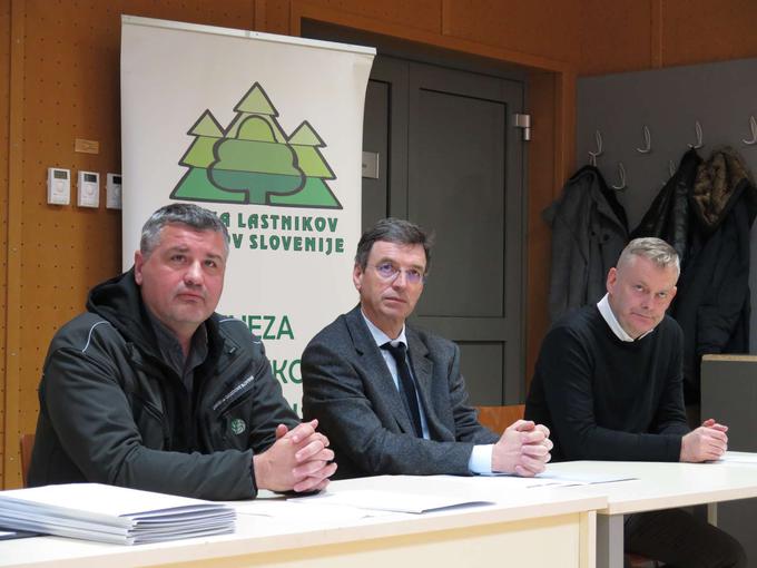 Novinarska konferenca ob 17. licitaciji vrednejšega lesa. Od leve proti desni: Gregor Danev, Tomaž Hrovat in Tilen Klugler. | Foto: STA/Katja Kodba