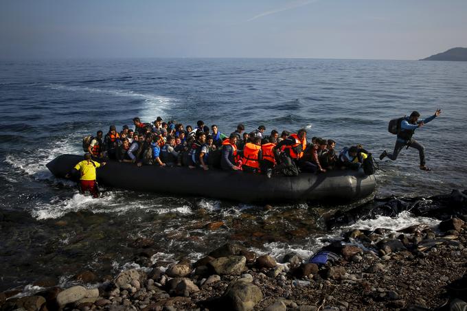 Že leta je Turčija odskočna deska za migrante in begunce iz številnih azijskih in afriških držav, ki želijo oditi na Zahod. Turčija je tako križem rok opazovala migrantski cunami, ki je leta 2015 s turške obale Egejskega morja pljusknil proti Evropi. Migranti še vedno v manjšem številu iz Turčije prihajajo v Grčijo, Erdogan pa vsake toliko časa Evropi zagrozi, da bo znova spodbudil množičen val, kot je bil tisti med jesenjo 2015 in pomladjo 2016. To grožnjo je poskušal uresničiti februarja in marca letos, a je Grčija ubranila svojo kopensko mejo pred migranti, ko so poskušali na silo vstopiti na grško ozemlje. | Foto: Reuters