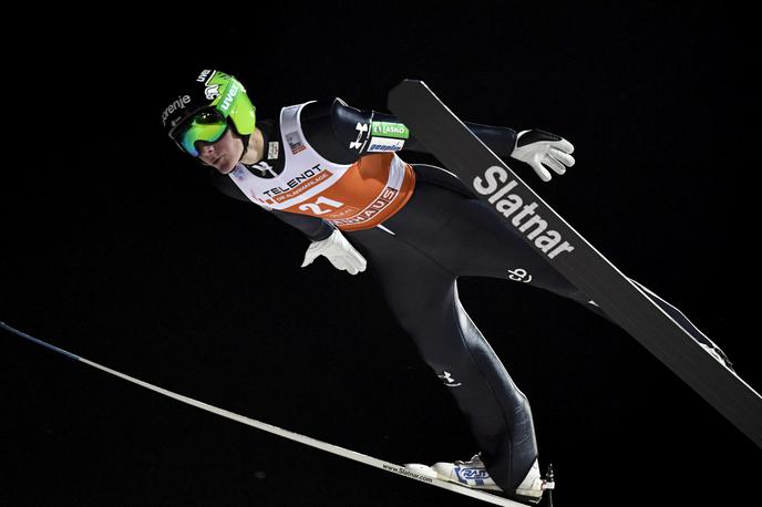 Domen Prevc | Domen Prevc je skočil le meter in pol manj od rekorda skakalnice, a ostal brez stopničk. | Foto Reuters
