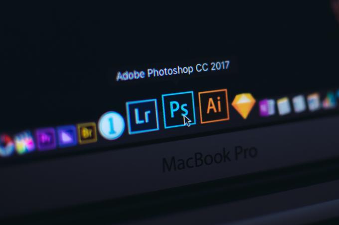 Adobe Photoshop danes velja za standard industrije urejanja fotografij in grafike. Gre za enega najstarejših računalniških programov, ki je še vedno v razvoju. Leta 1987 sta njegovo čisto prvo različico ustvarila brata Thomas in John Knoll ter jo leta 1988 prodala podjetju Adobe Systems. Različica Photoshopa 1.0 je nato izšla leta 1990, na voljo pa je bila izključno za uporabnike Applovih osebnih računalnikov Macintosh.  | Foto: Unsplash