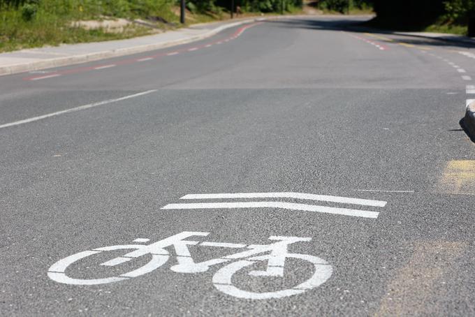 Voznik avtomobila lahko kolesarja prehiti le v primeru, če je to dovoljeno s črtkano črto. | Foto: Mestna občina Ljubljana/Facebook