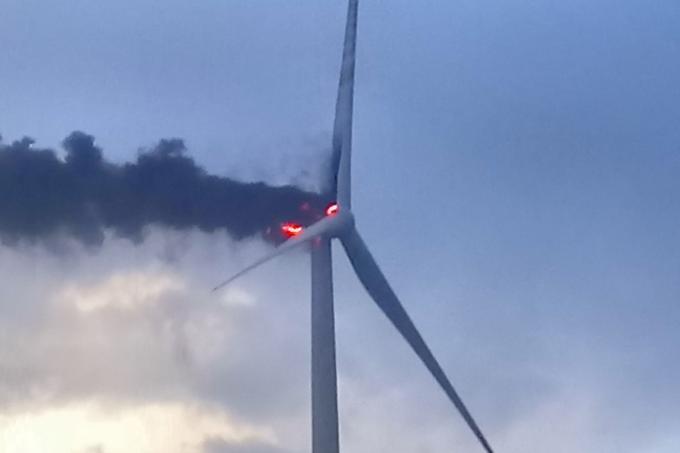 Kadar beremo o nesrečah vetrnih elektrarn, te praviloma gorijo ali pa se prevračajo. Tudi tole se je zgodilo na Danskem, in sicer avgusta lani.  | Foto: Reuters