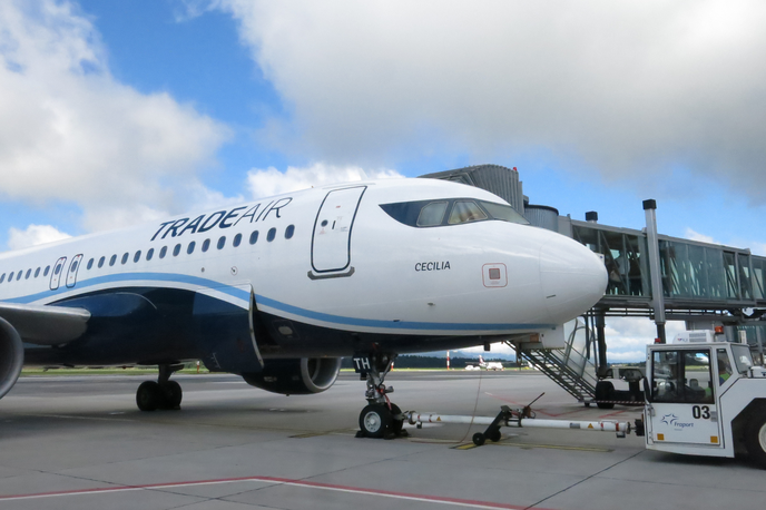 Letalo | Pilota letala Airbus A320 sta se zaradi slabšega delovanja enega od motorjev vrnila na letališče. | Foto STA