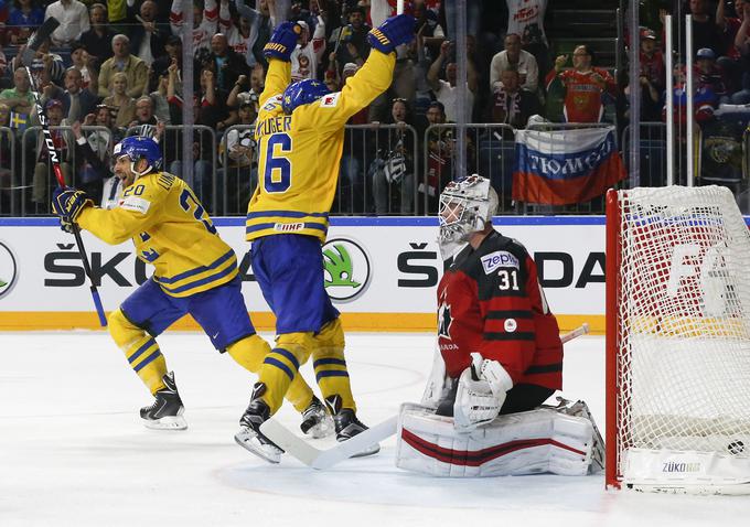 Švedi so ob koncu druge tretjine izkoristili napako Kanadčanov in povedli z igralcem manj. | Foto: Reuters