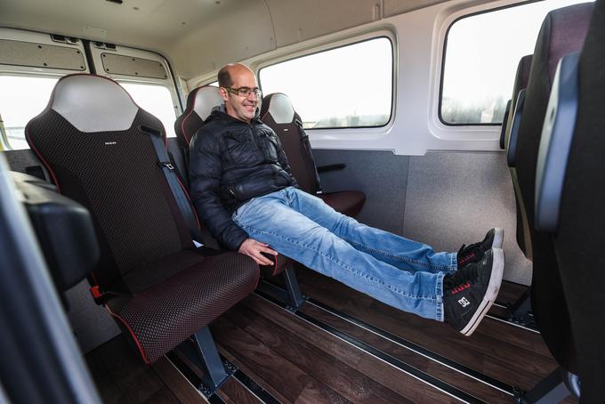 Ob taki postavitvi sedežev, kakršno je imel prototip kombija, lahko na zadnjih sedežih povsem iztegnemo noge. | Foto: Gašper Pirman