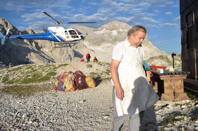 Dom Valentina Staniča pod Triglav oskrbujejo s helikopterjem, ta pa v dolino odpelje tudi smeti. Vsak kilogram je treba plačati.  | Foto: Facebook