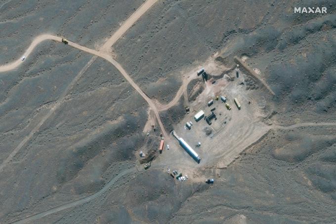 Iranci imajo središče za bogatenje urana v kraju Natanz v bližini mesta Ishafan (na fotografiji satelitski posnetek Natanza iz oktobra letos). Natanz je bil tudi načrtovani cilj ameriškega napada, ki naj bi ga želel ukazati Trump. V sklopu iranskega jedrskega programa so poleg Natanza pomembni še jedrska elektrarna v Bušerju, rudnika urana v Bandar Abasu, raziskovalni središči v Teheranu in Bonabu, tehnološko središče v Fordu, vojaški kompleks v kraju Parčin in načrtovani jedrski reaktor v Araku. | Foto: Reuters