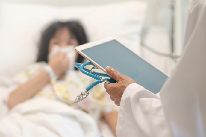 Gripa bolnišnica | Gripa in covid-19 kažeta nekaj podobnosti, a sta v marsičem različna, zaradi česar je covid-19 vsaj za zdaj gotovo nevarnejši. | Foto Getty Images