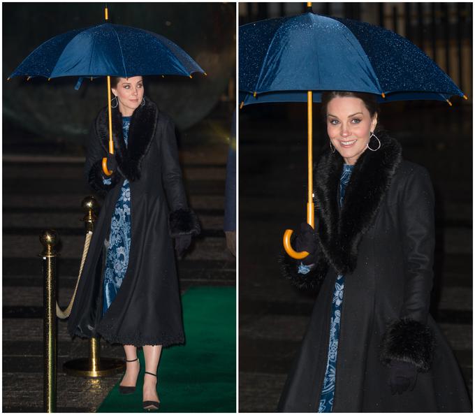Za večerni dogodek je izbrala črn plašč s krznom in modro obleko, ki se je ujemala z dežnikom. Vse je v detajlih. | Foto: Cover Images