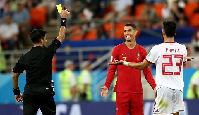 Portugalec Cristiano Ronaldo je na srečanju z Iranom na presenečenje tekmecev za udarec Morteze Pouraliganjija prejel "le" rumeni karton. | Foto: Getty Images