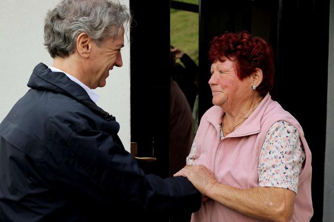 Predsednik vlade Robert Golob je obiskal tudi domačine, ki so izgubili dom. | Foto: Matic Prevc/STA