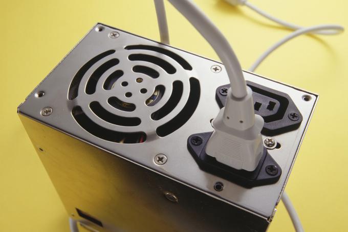 Če se napajalni kabel iztakne, računalniku zmanjka elektrike, nato pa se lahko zgodi to, kar smo opisali zgoraj. | Foto: Matic Tomšič