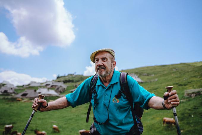 Viki Lešnjak je že več kot pol stoletja najemnik planšarske bajte na Veliki planini. V zameno za plačilo najemnine zgledno skrbi za kočo.  | Foto: Jan Lukanović