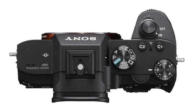 A7 III fotografu omogoča tudi, da si nadzor nad funkcijami naprave prilagodi po svoje. Na ohišju fotoaparata je namreč več namenskih gumbov (C1, C2), ki lahko postanejo bližnjice za več kot 80 različnih funkcij.  | Foto: SONY
