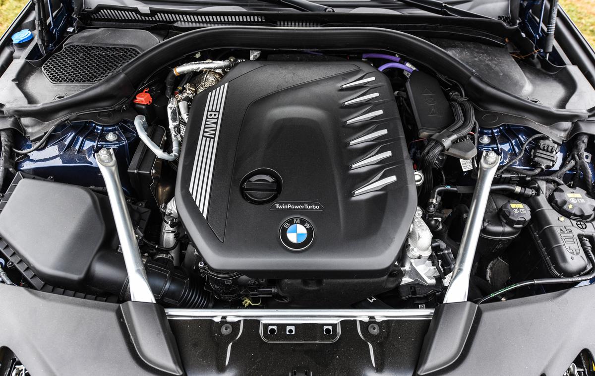 BMW 530 d | BMW se še ni odrekel motorjem na notranje izgorevanje, saj razvijajo novo generacijo šest- in osemvaljnih motorjev. | Foto Gašper Pirman