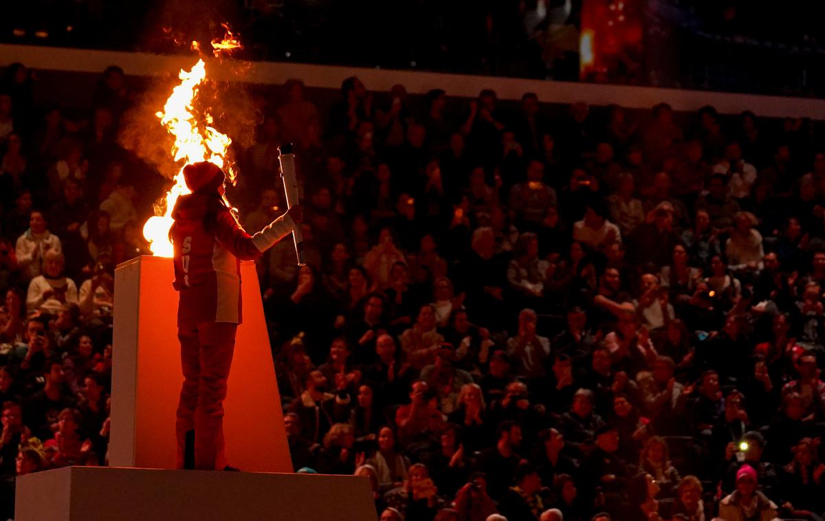 ZOI mladih | V novi areni Vaudoise so dvignili olimpijsko zastavo, prebrali olimpijsko prisego in prižgali olimpijski ogenj s plamenico. Olimpijski ogenj je prižgala najmlajša članica švicarske reprezentance, umetnostna drsalka Gina Zehnder. | Foto Reuters