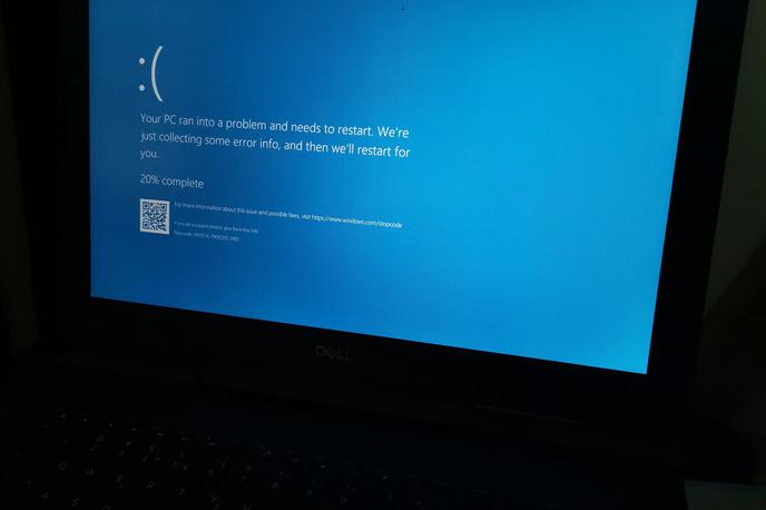 Modro zaslon smrti, BSOD, Windows 10 | Modri zaslon smrti se na zaslonu pojavi, kadar računalnik oziroma operacijski sistem Windows doživi resno napako. Temu rečemo tudi, da se je sistem sesul. Modri zaslon smrti lahko sproži več stvari: težava z gonilnikom ali na primer pregrevanje oziroma preobremenitev komponent. Uporabniku v primeru pojava modrega zaslona smrti ne preostane drugega kot ponovni zagon računalnika oziroma tako imenovano resetiranje. Pri starejših Windowsih je bilo to treba storiti ročno, novejši to naredijo namesto uporabnika. Takole je videti BSOD v Windows 10. | Foto Matic Tomšič