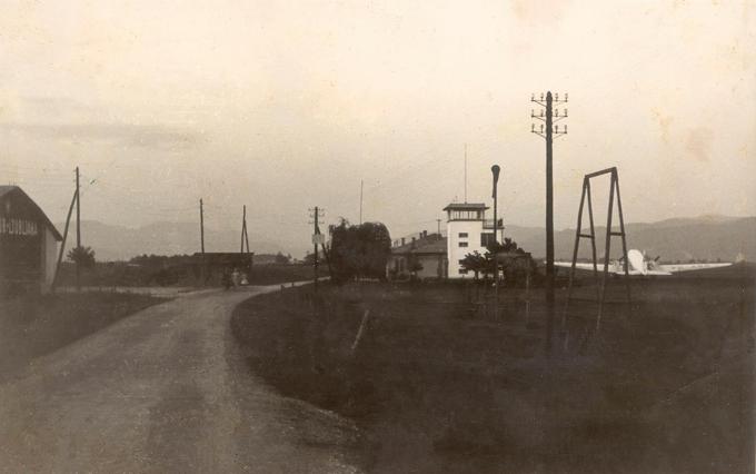 Pogled na nekdanje letališče in letalo DC-3. Hangarja (na fotografiji skrajno levo) danes ni več, na njegovem mestu stoji Volkswagnov prodajni servis. (foto: arhiv Matjaž Petek) | Foto: 