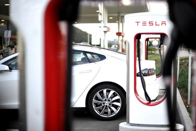 Ob slovenskih cestah ima Tesla Motors na dveh lokacijah skupno 12 svojih super hitrih polnilnic. Novi kupci tesel bodo lahko tam letno dobili še 400 kilovatnih ur brezplačne električne energije. | Foto: Gregor Pavšič