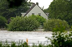 Na Nizozemskem zaradi poplav popustil nasip
