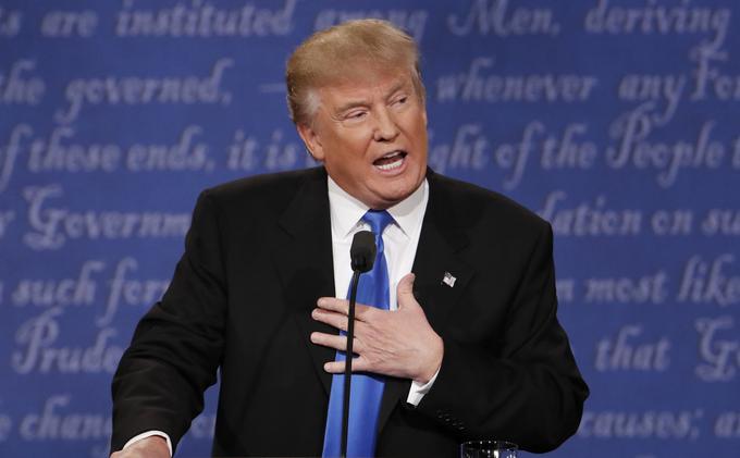 "Trump je večkrat prekinil svojo nasprotnico in zavračal njene trditve z vzklikom 'Napačno!'. Kot odgovor temu je Clintonova gledalce spodbujala, naj si pogledajo kakšno spletno stran, kjer presojajo dejstva," je poudaril Verovšek. | Foto: Reuters