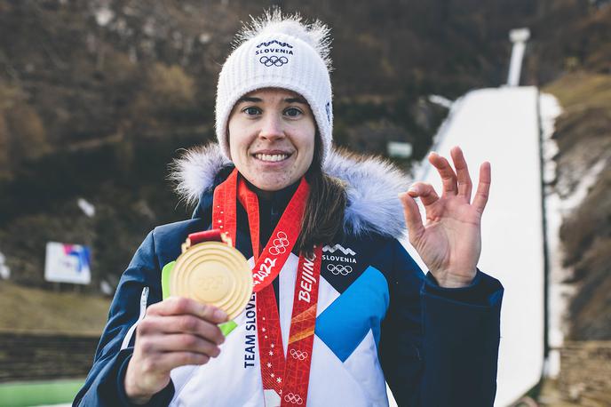 Urša Bogataj | Urša Bogataj je na zimskih olimpijskih igrah v Pekingu spisala posebno poezijo in se veselila dveh zlatih medalj. | Foto Grega Valančič/Sportida